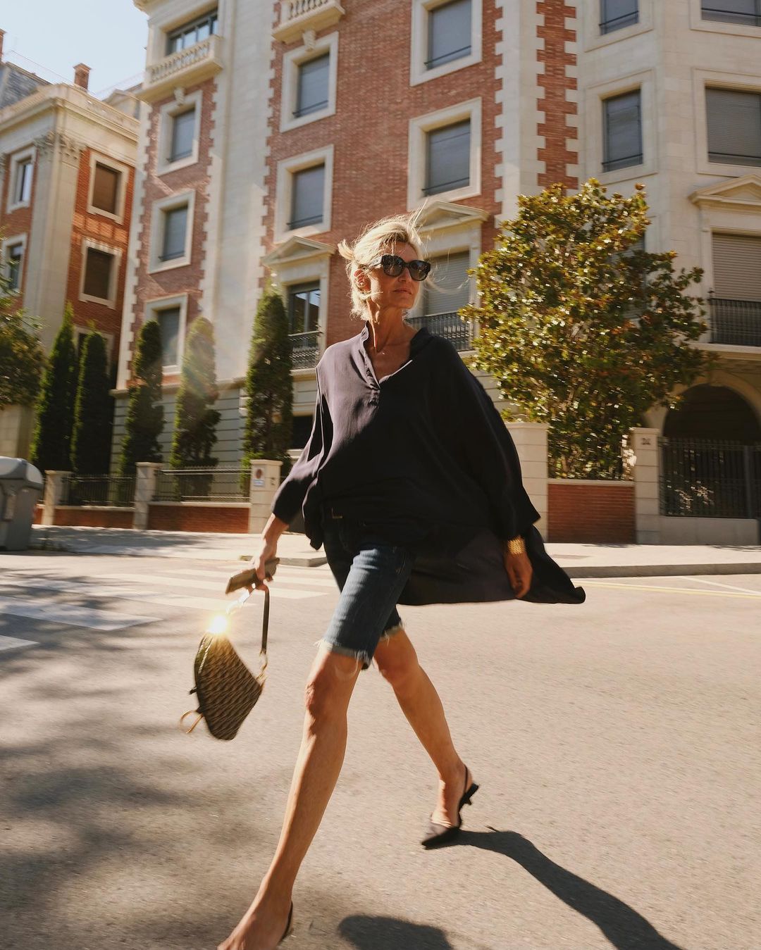 Patrizia Casarini con camisa oversized y bermudas ceñidas