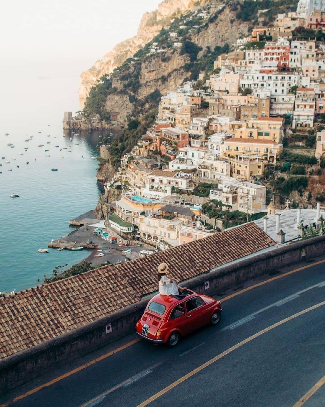 Coche vintage por las carreteras de la Costa Amalfitana