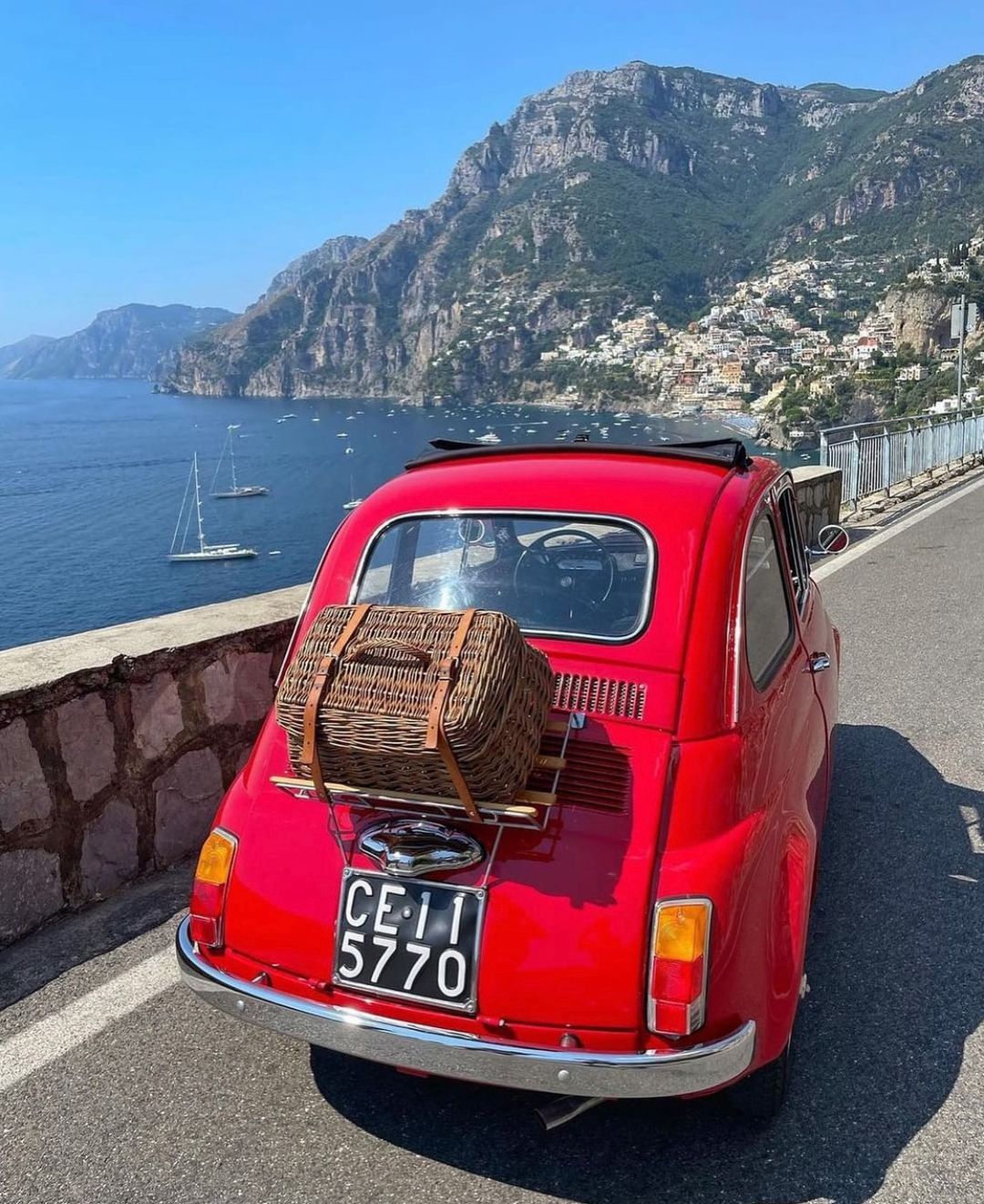 Coche vintage en la Costa Amalfitana