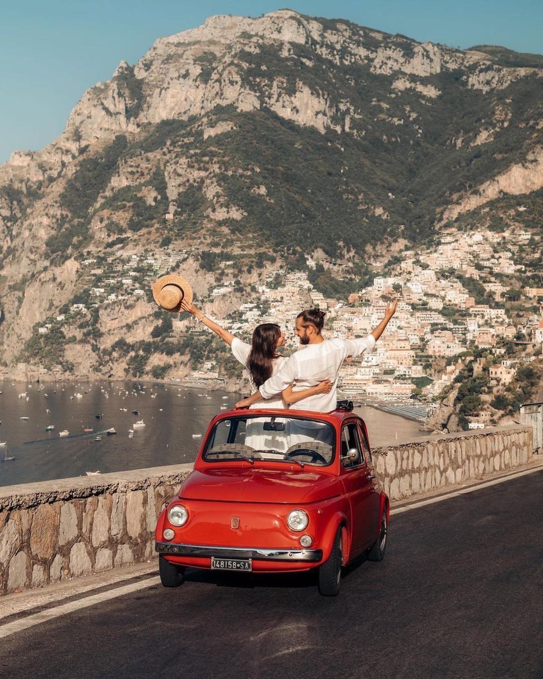 Pareja en coche vintage