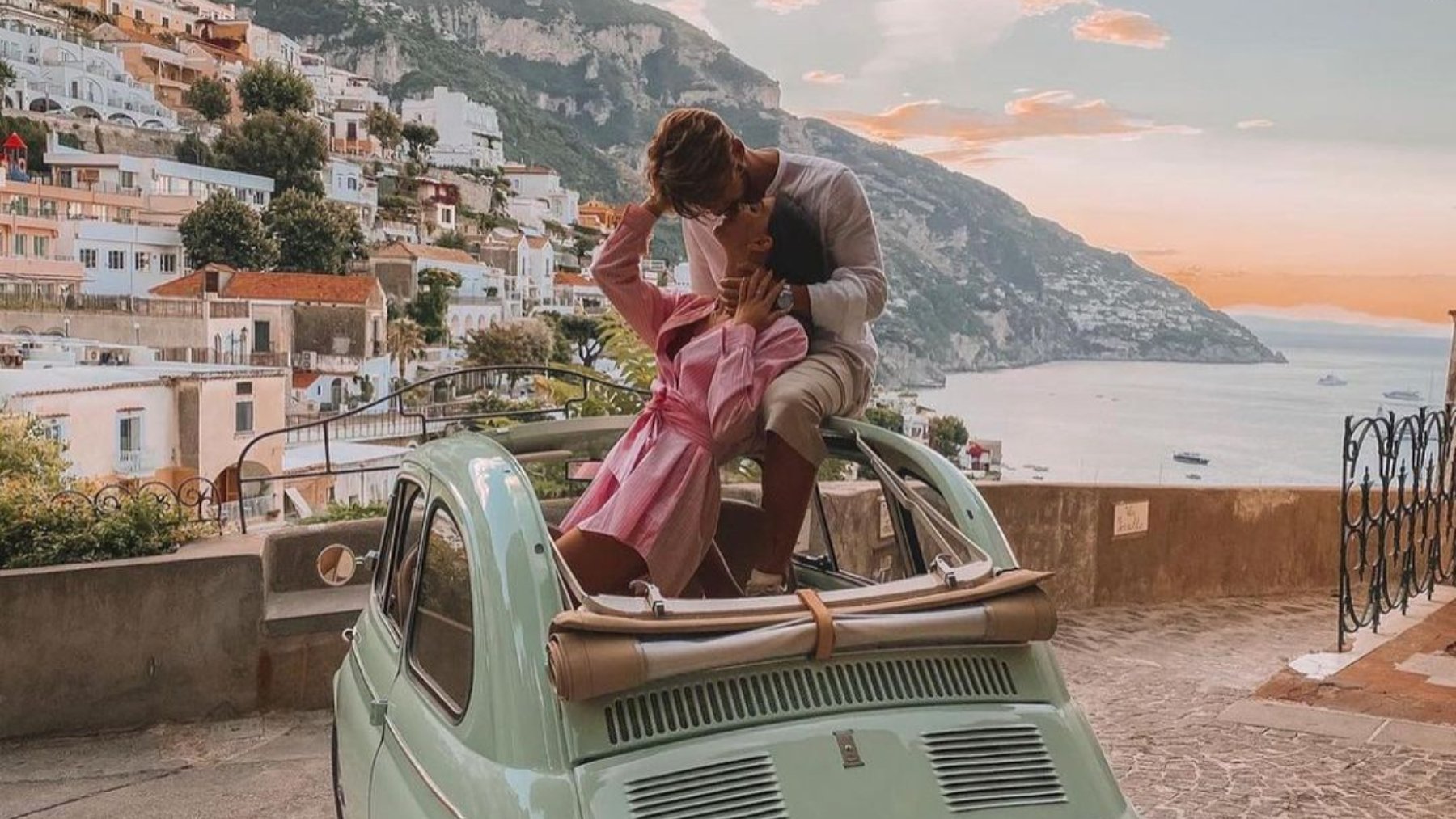 Pareja en coche en Positano