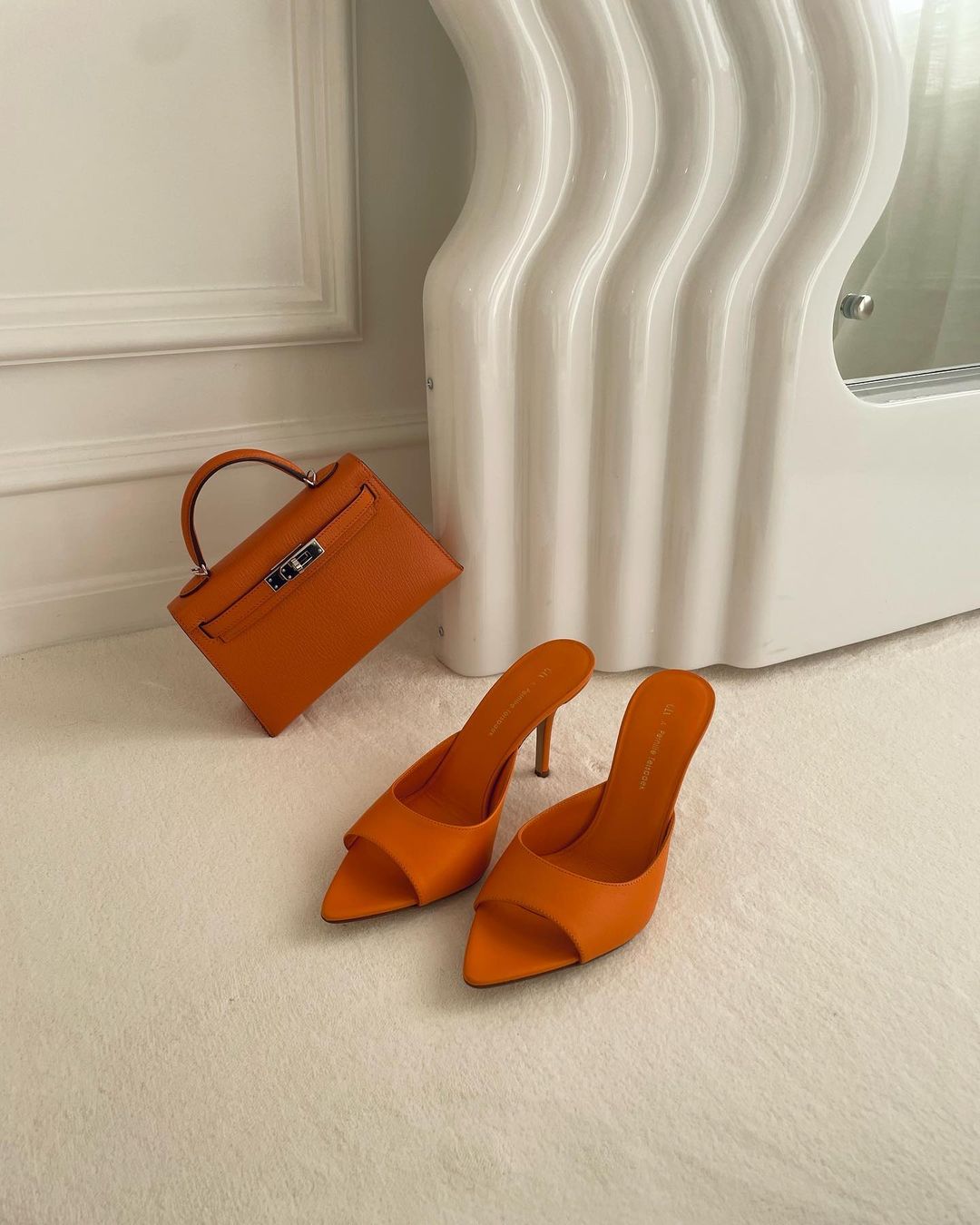 Sandalias naranjas y bolso de Hermès