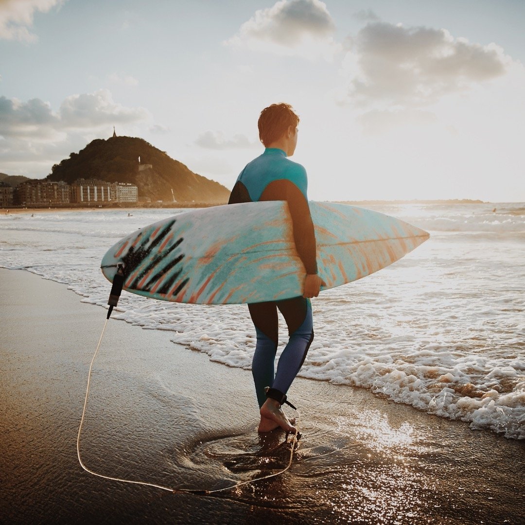 Surfero en San Sebastián