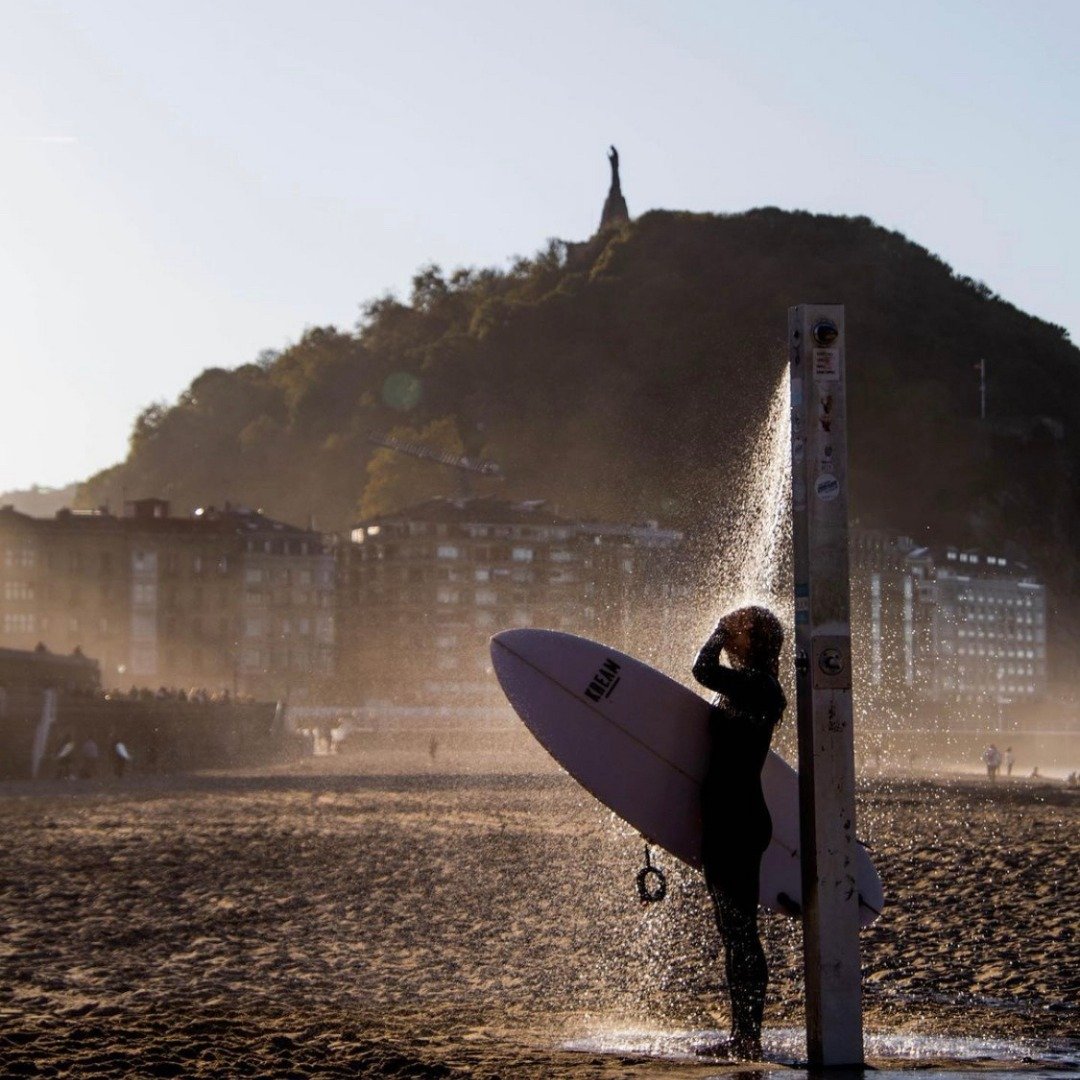 Surfero en San Sebastián