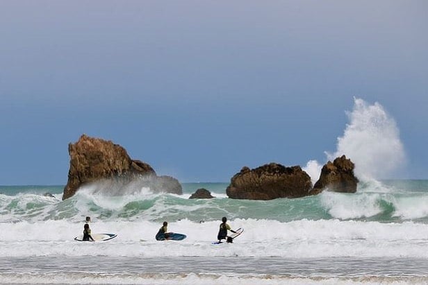 Surferos en la playa de Aguilar