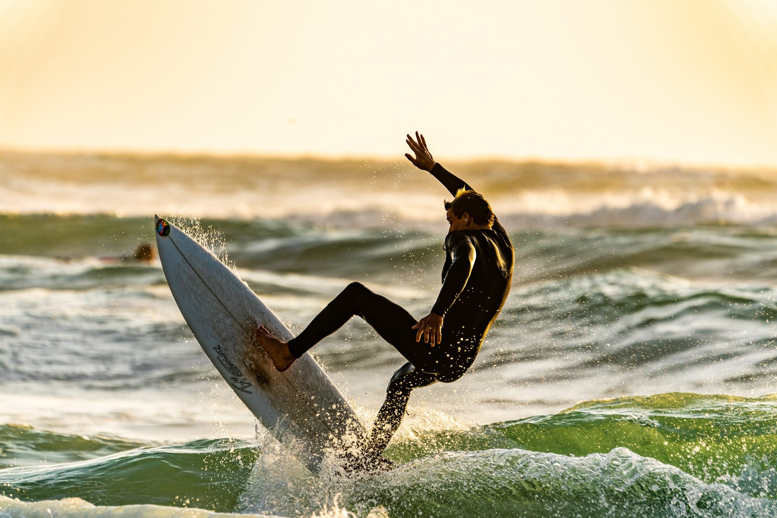 Surfero en el agua