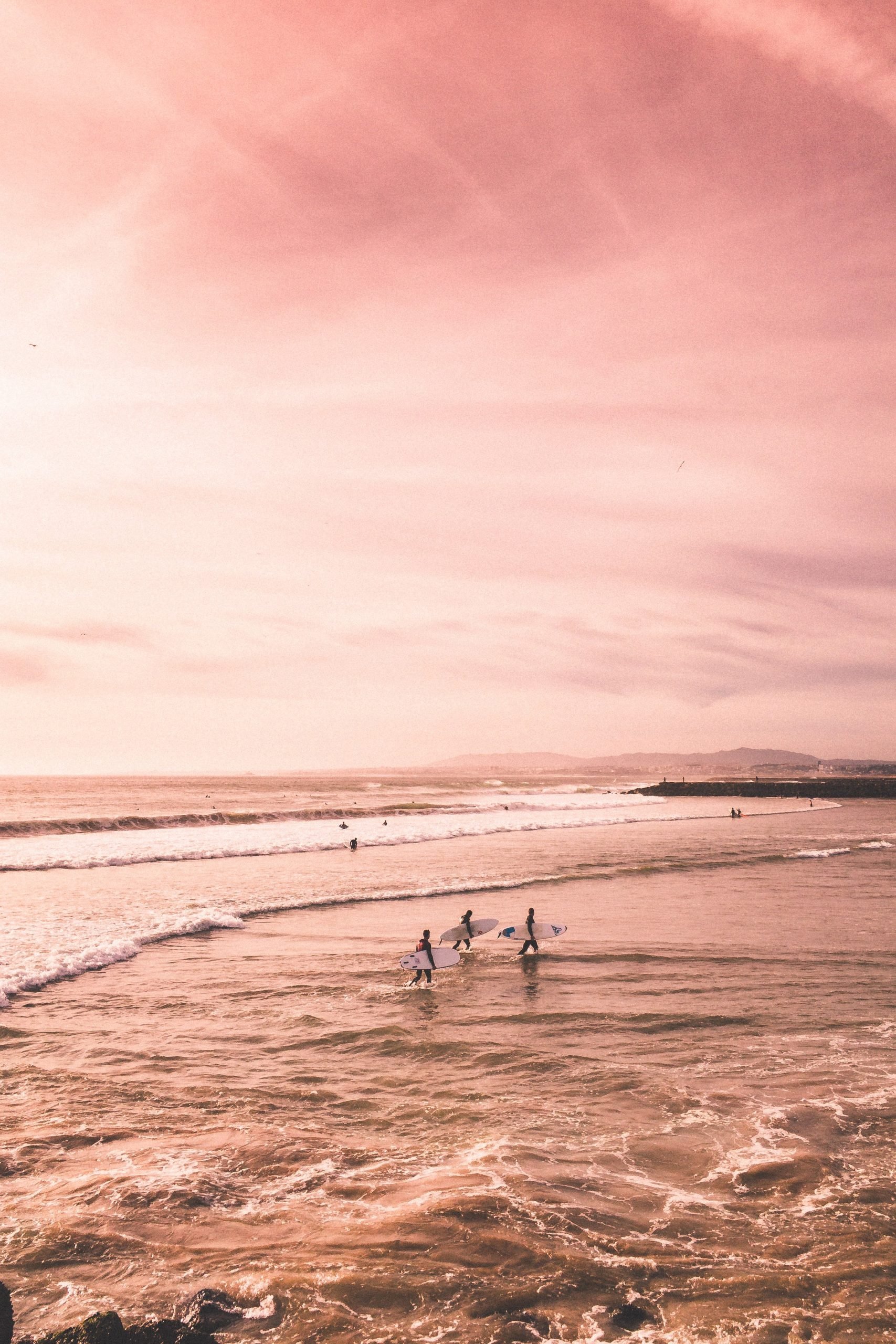 Surferos en el agua