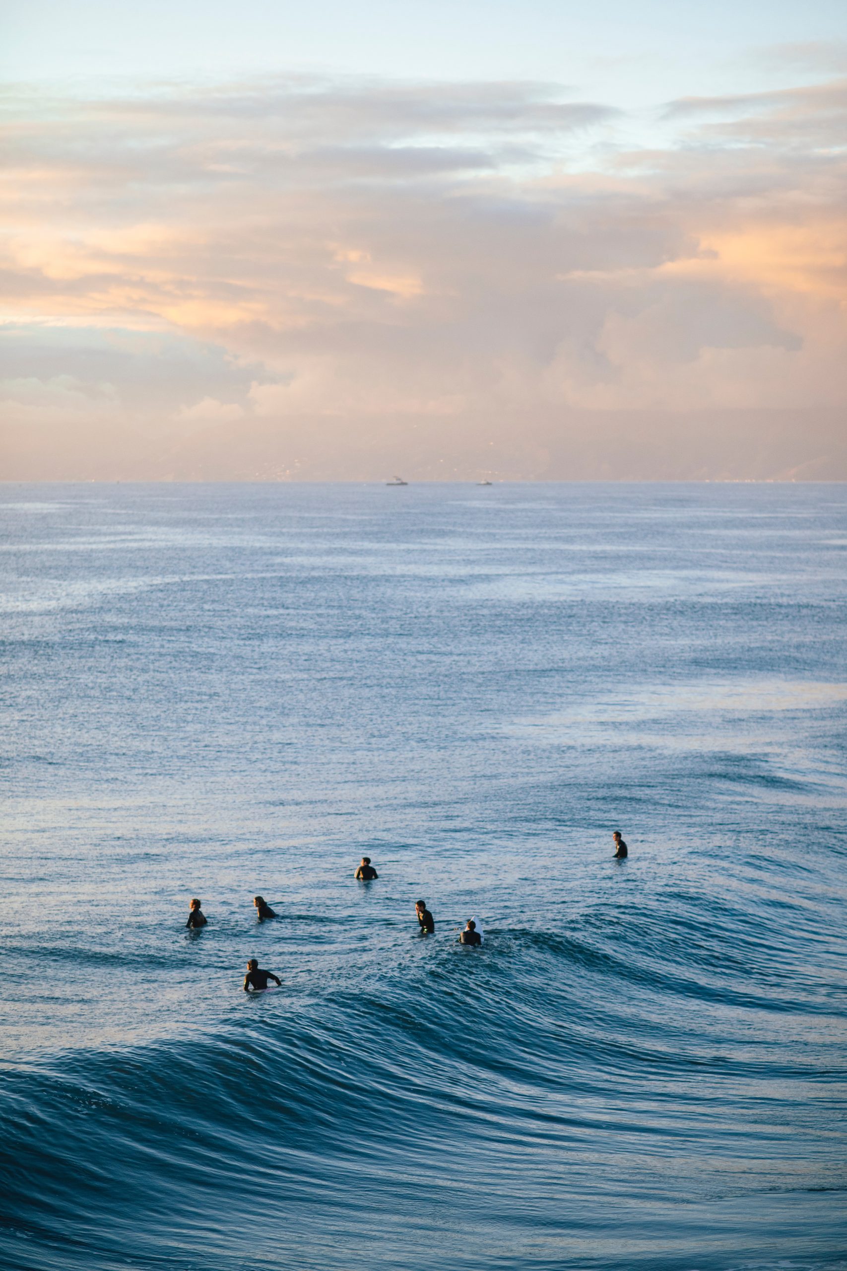 Surferos en el agua