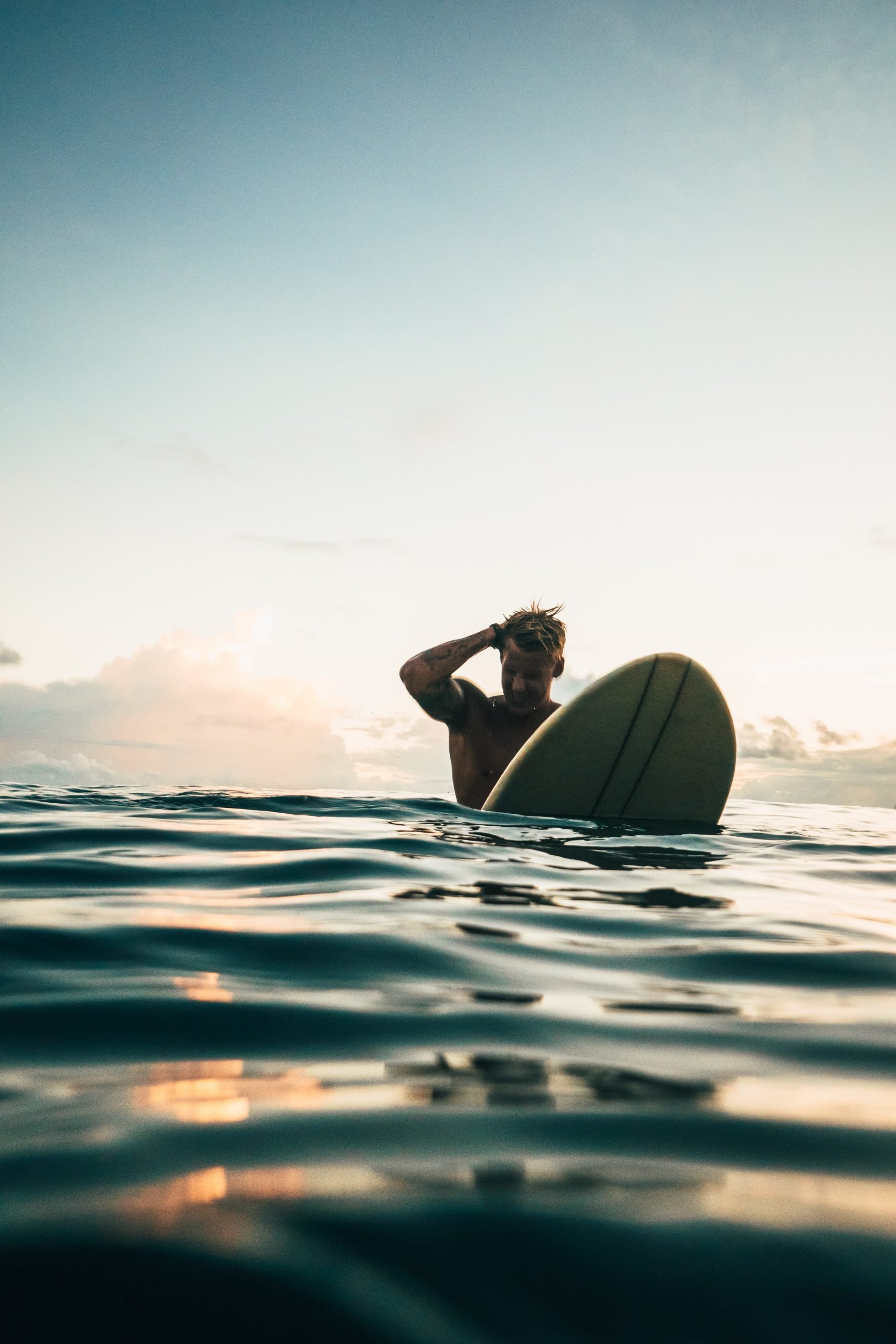 Surfero en el agua