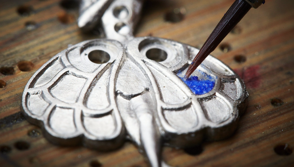El arte del esmaltado artesanal de la joyería Van Cleef & Arpels