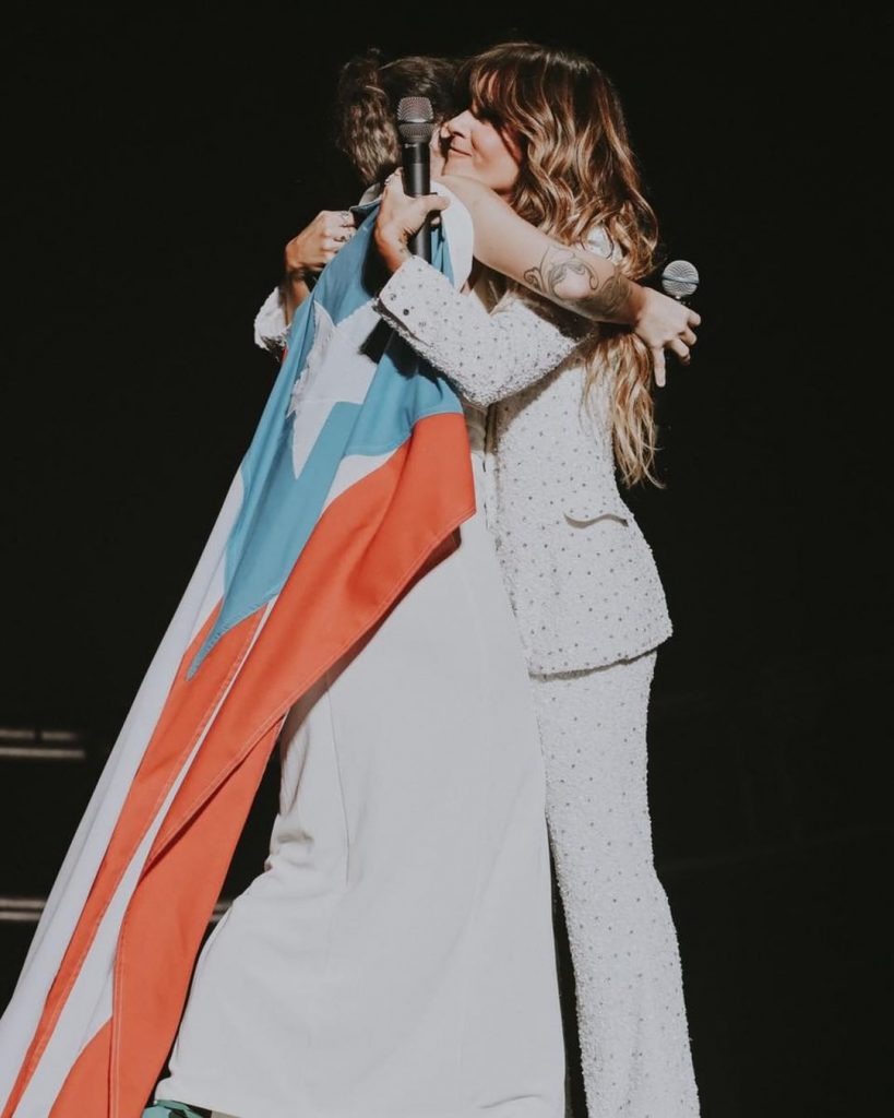 La cantante Kany García con una bandera de su país, Puerto Rico