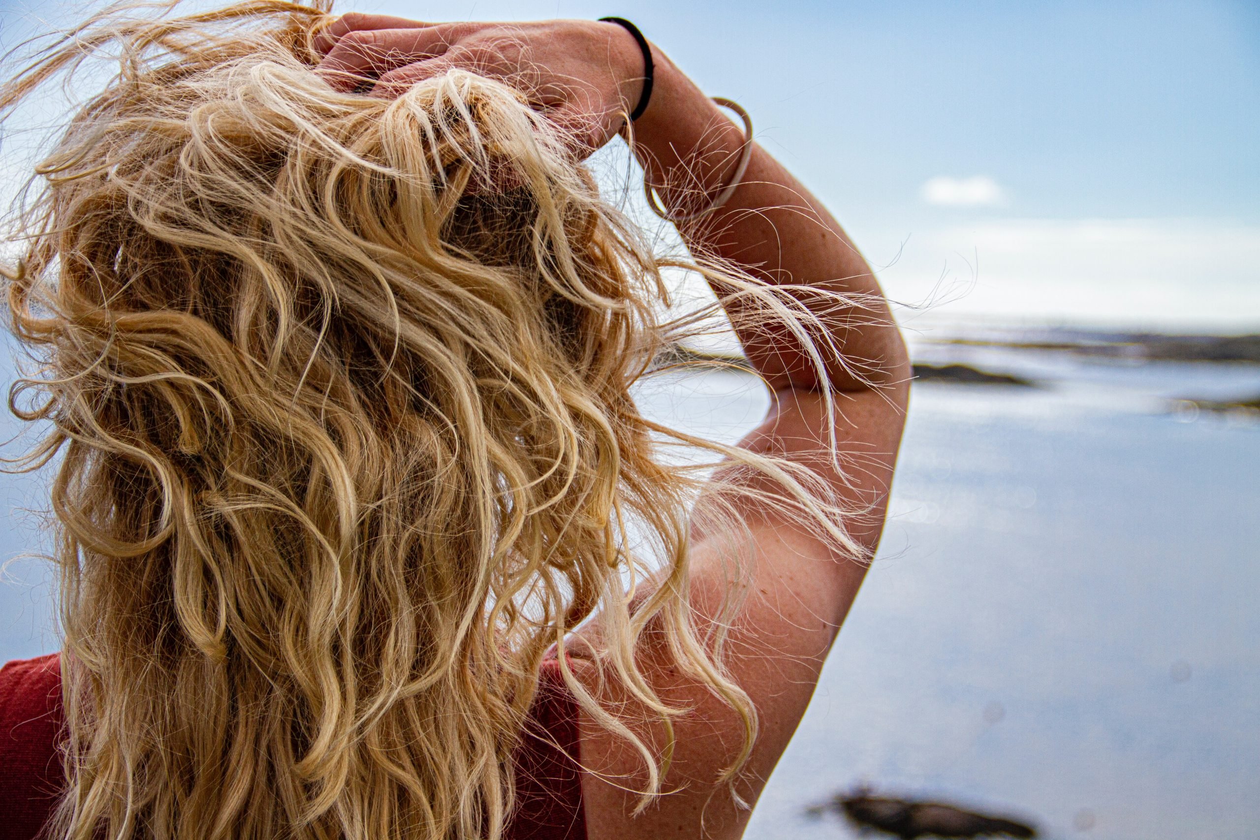 Chica rubia con pelo ondulado