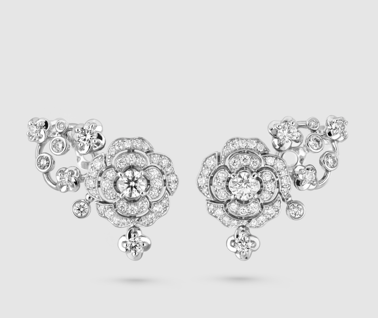 Pendientes en forma de camelia de Chanel