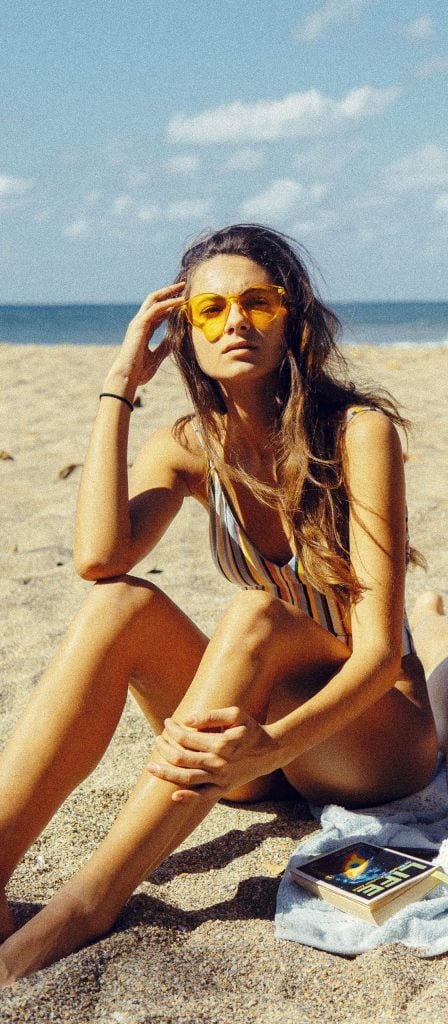 Chica en la playa con gafas de sol