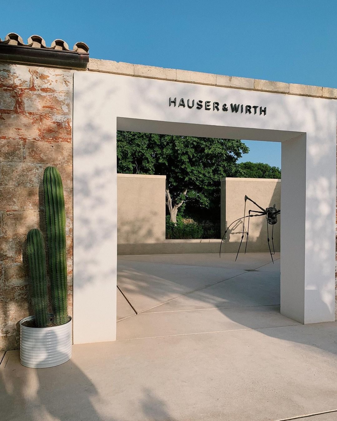 La entrada a Hauser and Wirth Menorca