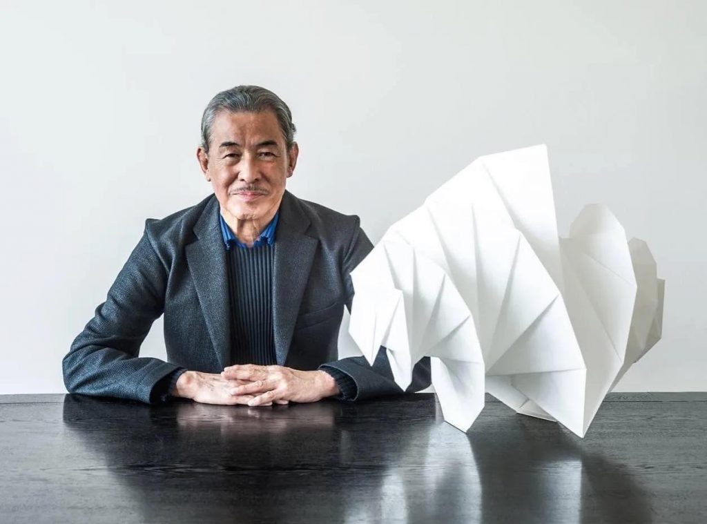 Issey Miyake: nuestro adiós al mago japonés de los plisados y la moda arquitectónica