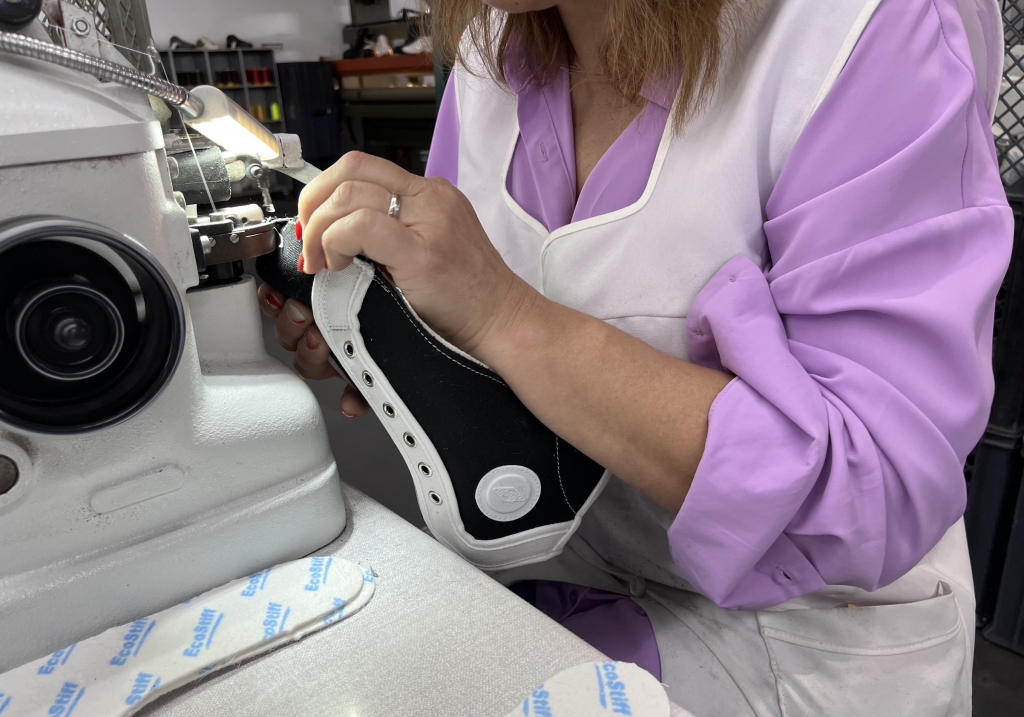 Una mujer haciendo una zapatila en la fábrica de Sanjo