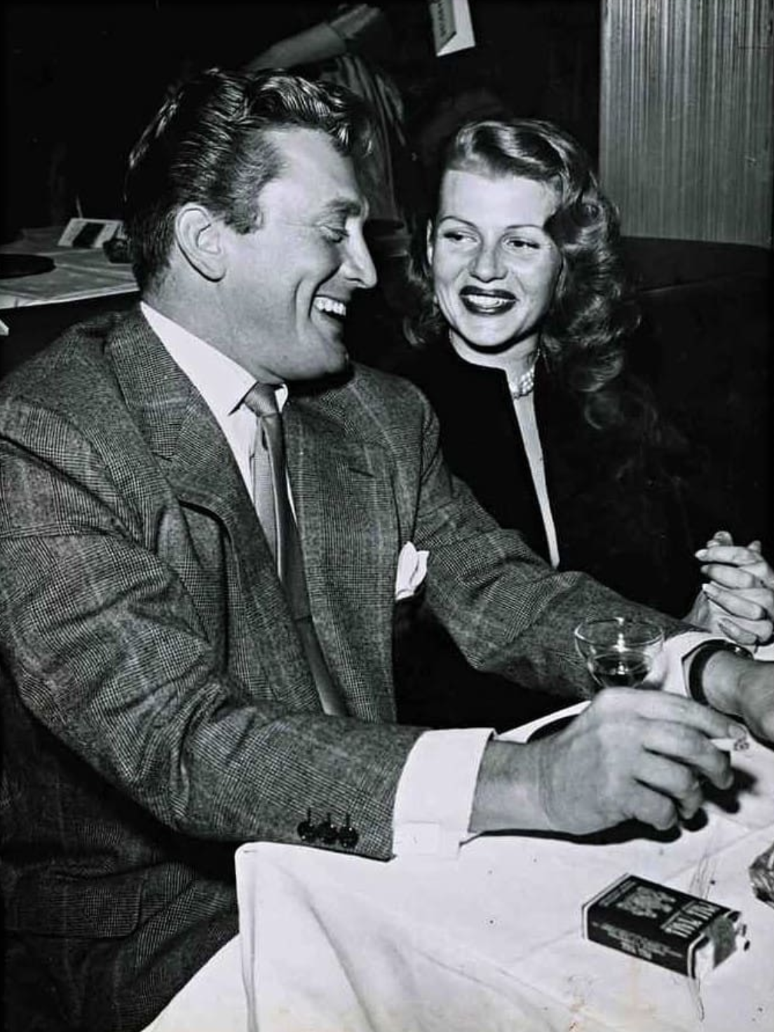 Kirk Douglas y Rita Hayworth 