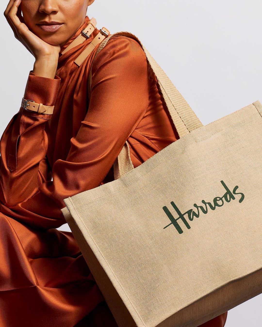 Modelo con bolsa de Harrods