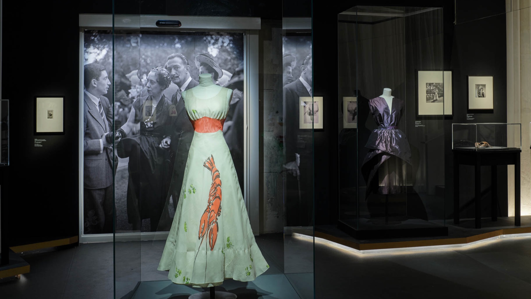 Visitamos la exposición de Elsa Schiaparelli, la diseñadora que convirtió la moda en arte