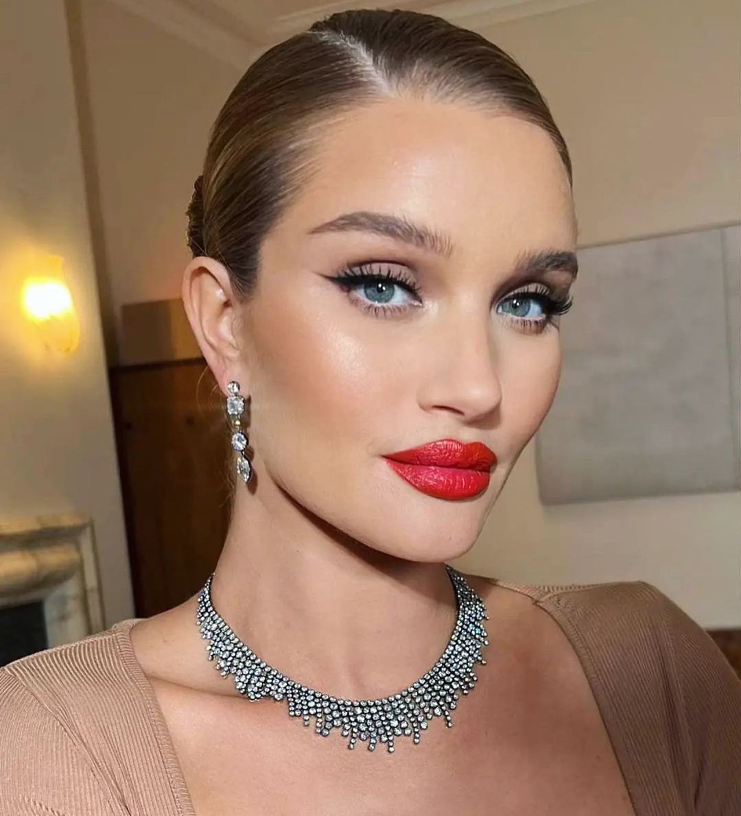 Rosie Huntington-Whiteley con joyas de Jessica McCormack
