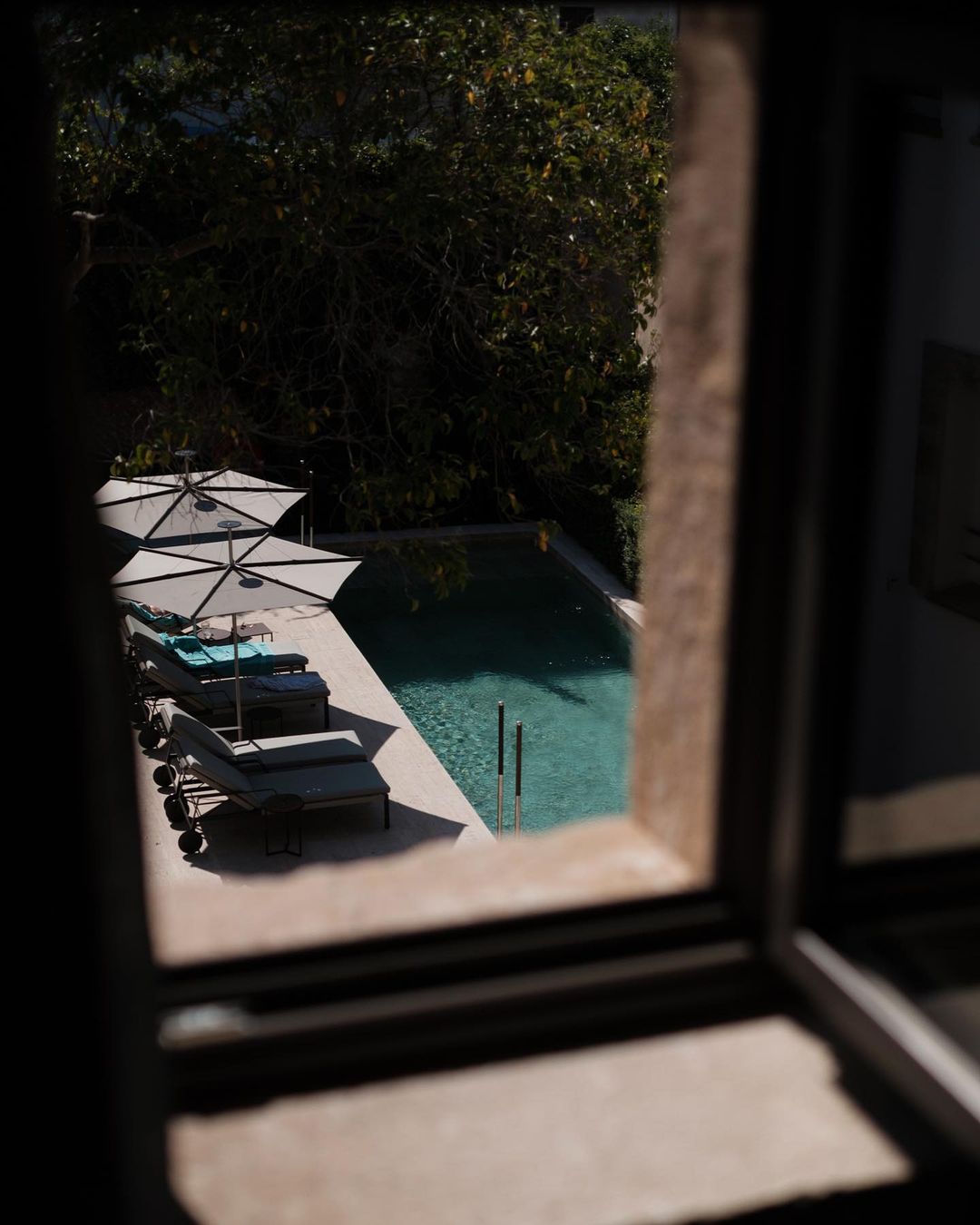 La piscina en el patio mallorquín de Can Aulí