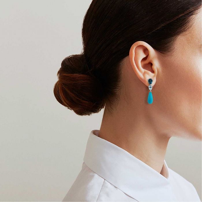 Modelo con pendientes de topacios y turquesas de Rabat 70's