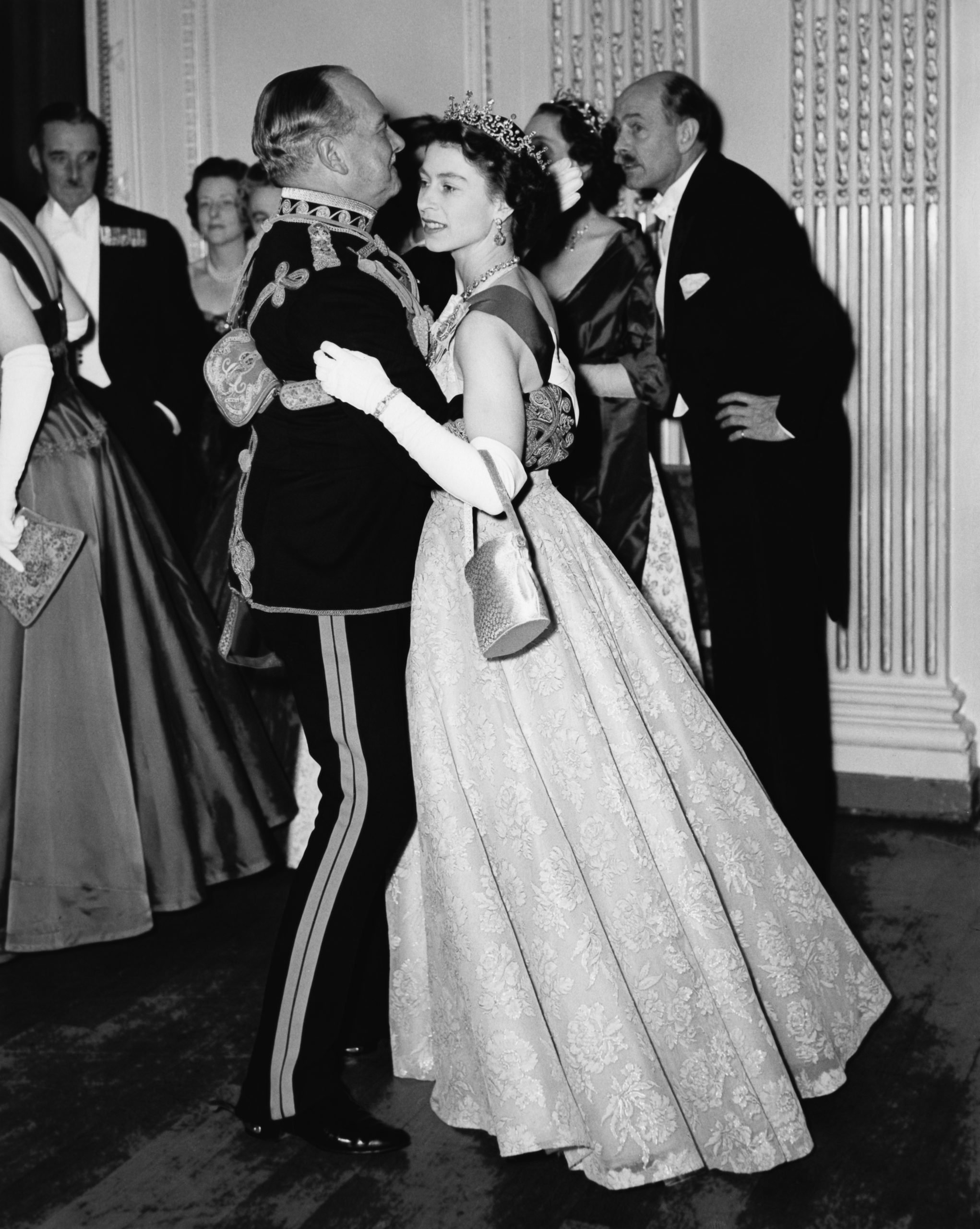 La Reina Isabel II bailando con Sir John Baldwin