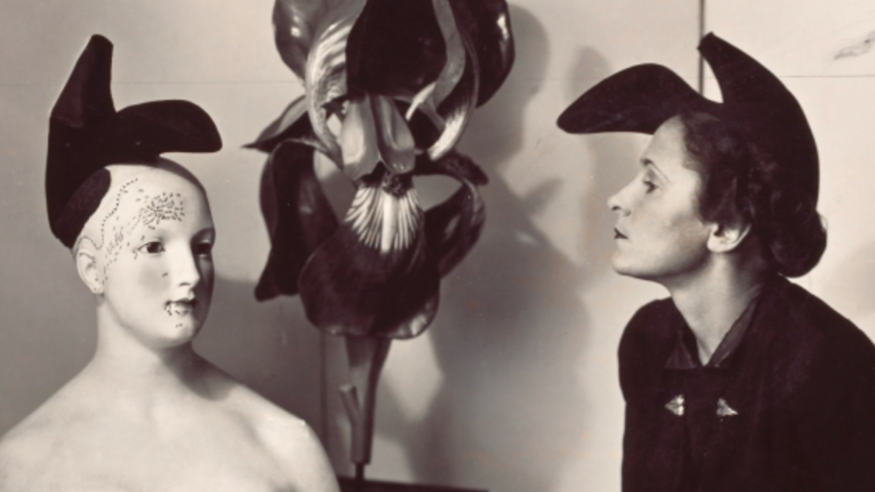 Visitamos la exposición de Elsa Schiaparelli, la diseñadora que convirtió la moda en arte