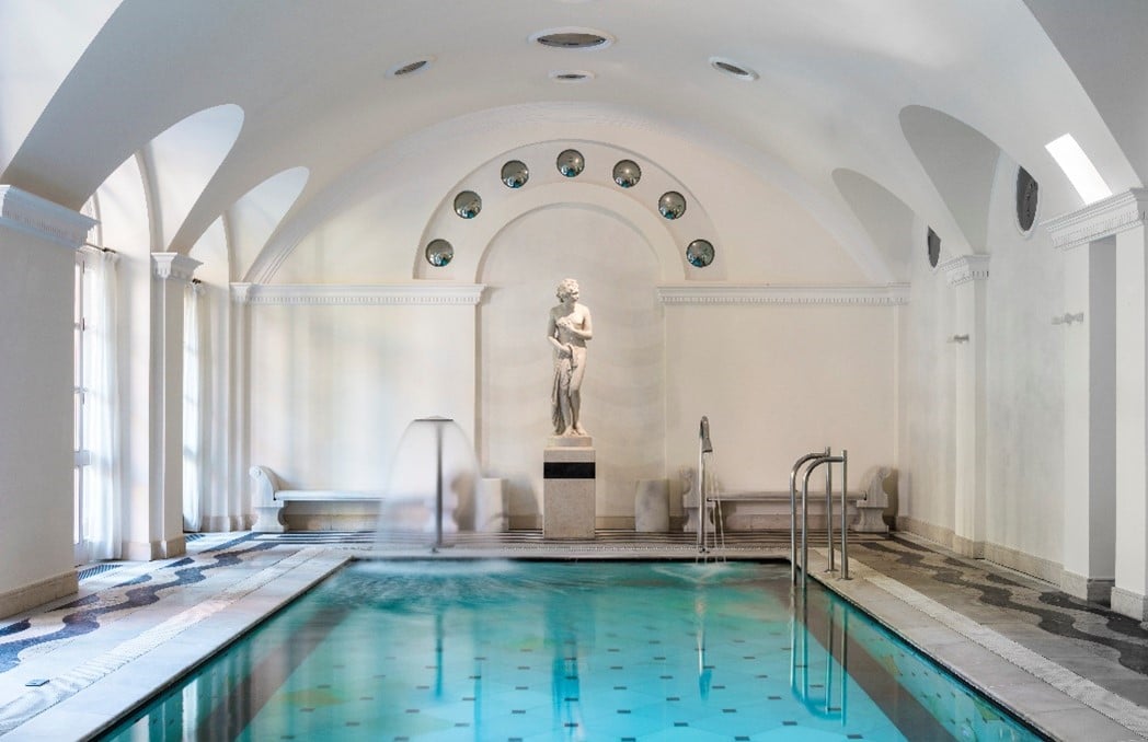 La piscina interior de Anantara Villa Padierna