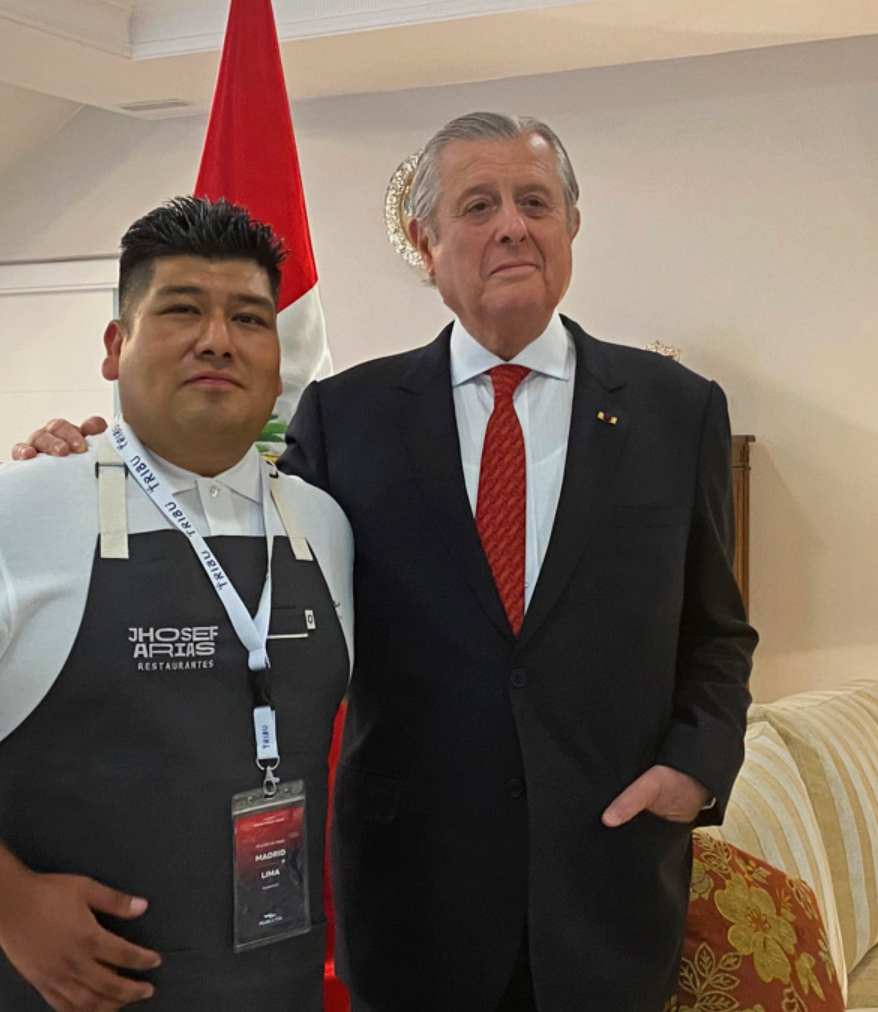 El chef Jhosef Arias y Óscar Maúrtua, Embajador de Perú en España