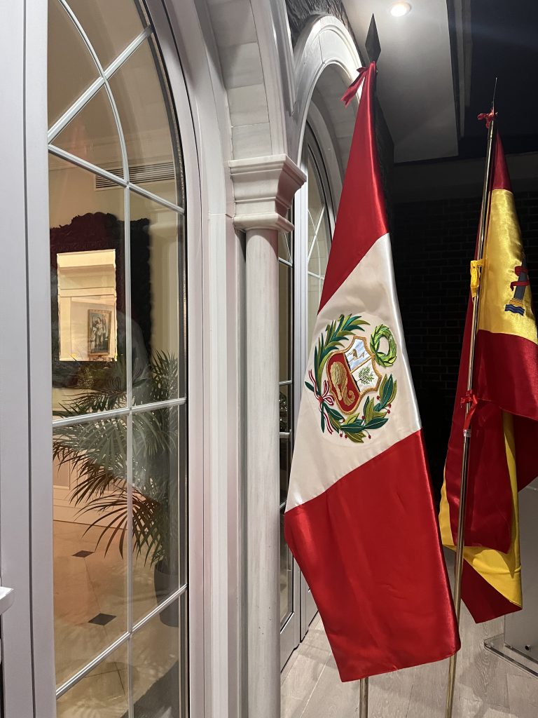Bandera de Perú y de España