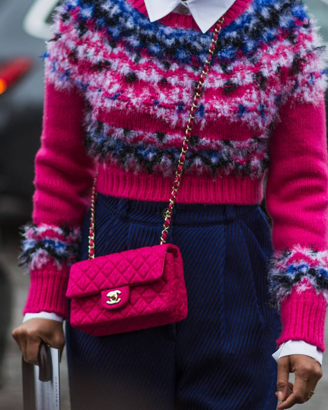 Jersey y bolso de Chanel en rosa fucsia