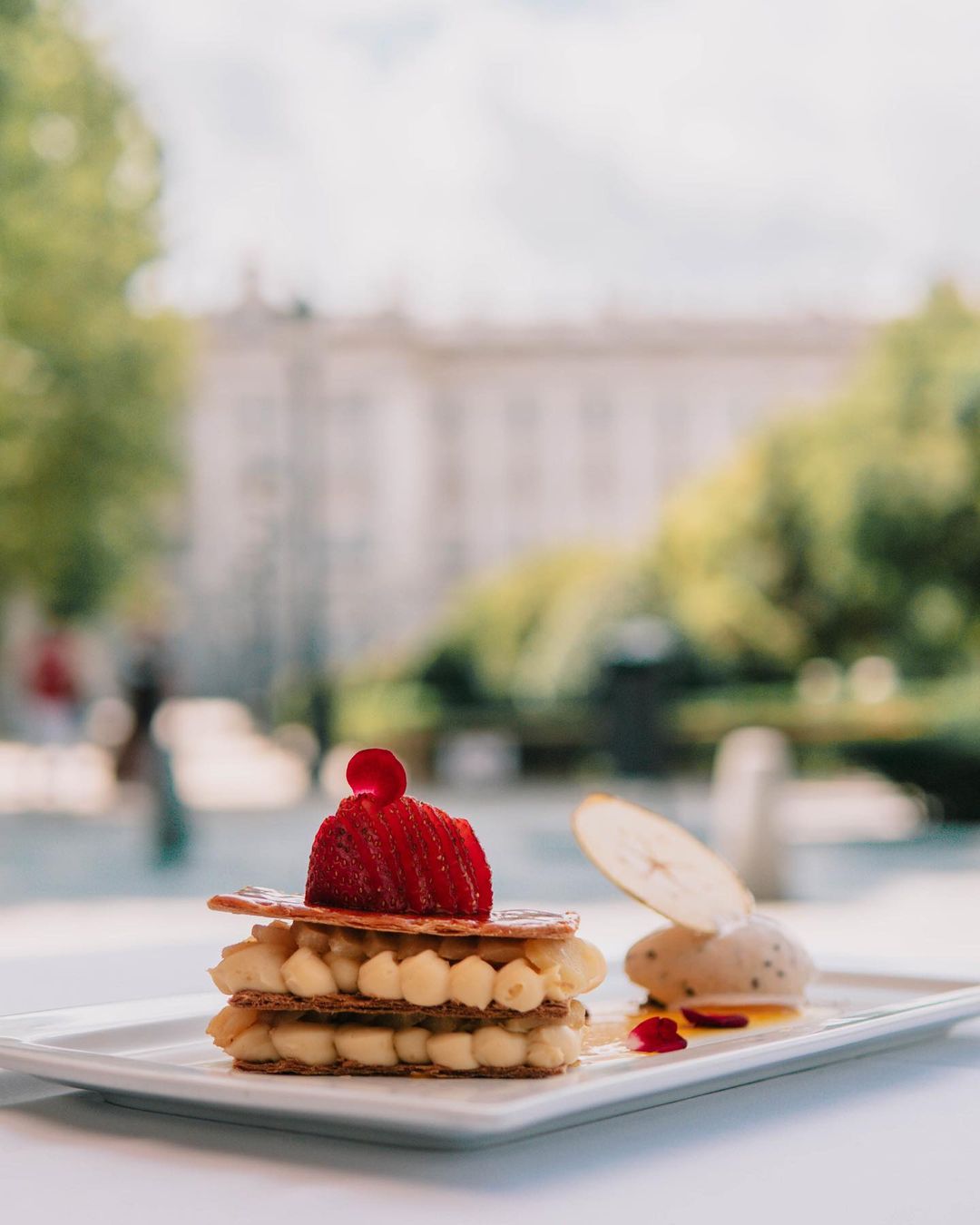 Milhojas de manzana con crema de azahar con vistas al Palacio Real