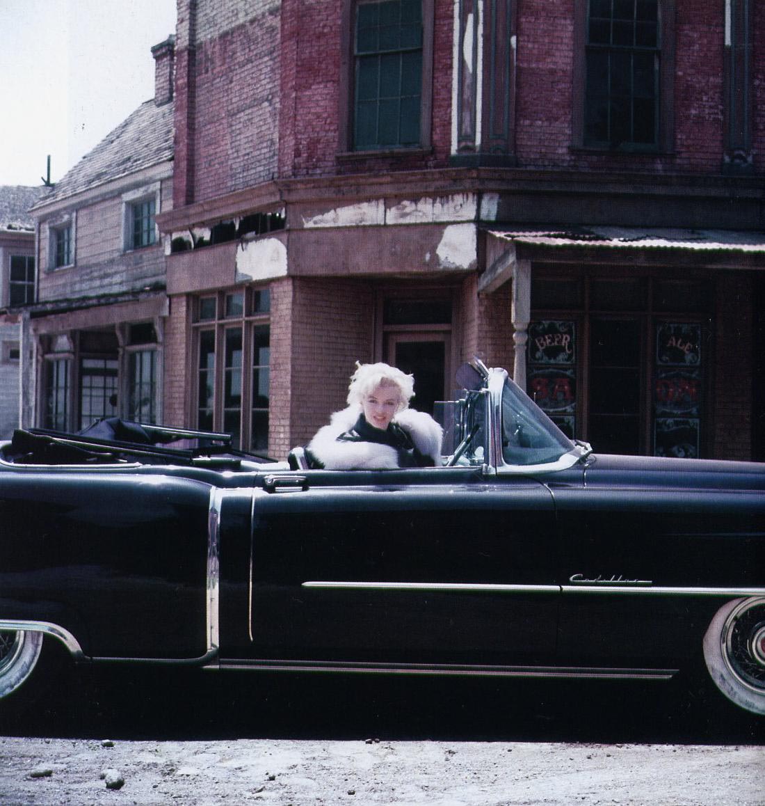 Marilyn Monroe en un Cadillac