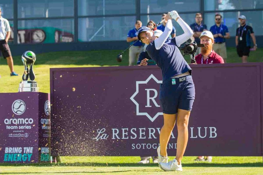 Carlota Ciganda jugando al golf