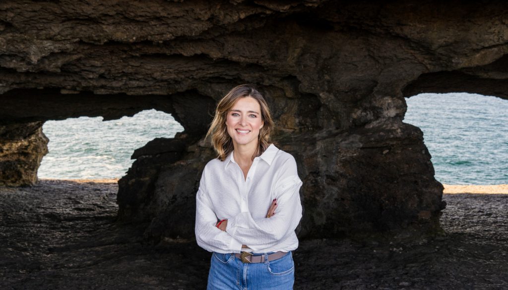 Sandra Barneda en Ajio, escenario de su novela