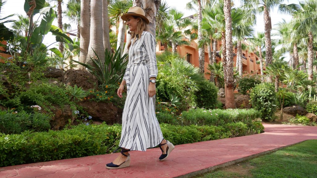 Isabel Alguacil paseando por los jardines deL Royal Hideaway de Sancti Petri