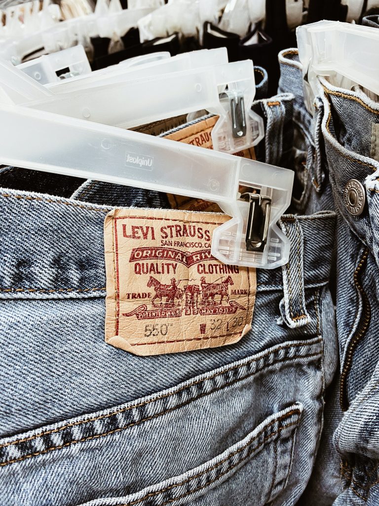 Jeans Levi's colgados