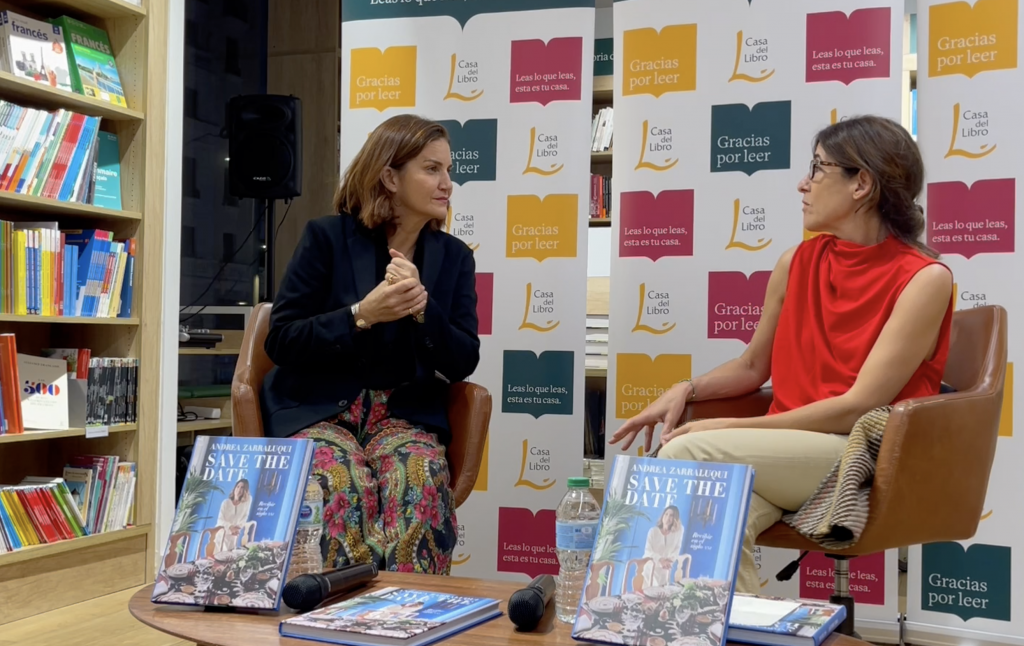 Andrea Zarraluqui en la presentación de su libro con Samanta Vallejo Nájera