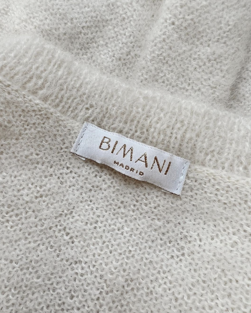 Detalle de etiqueta en un jersey de Bimani