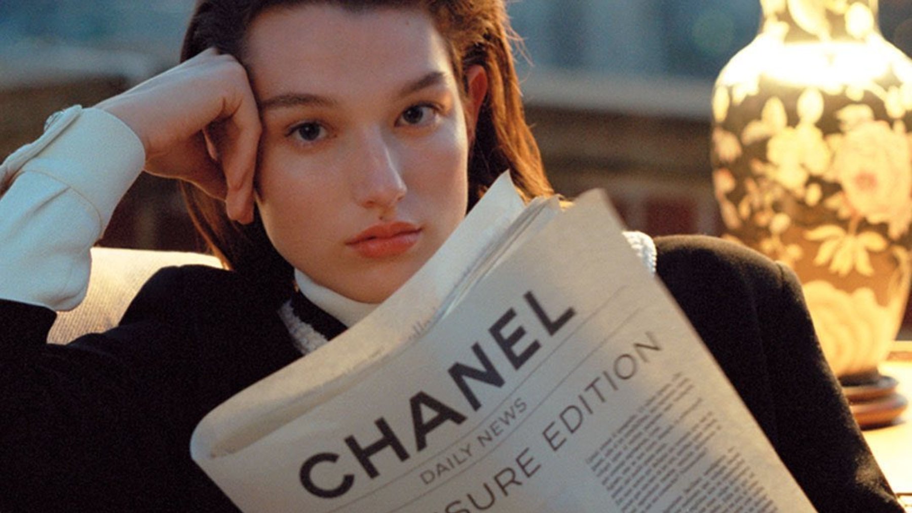 Modelo leyendo, chanel, libros