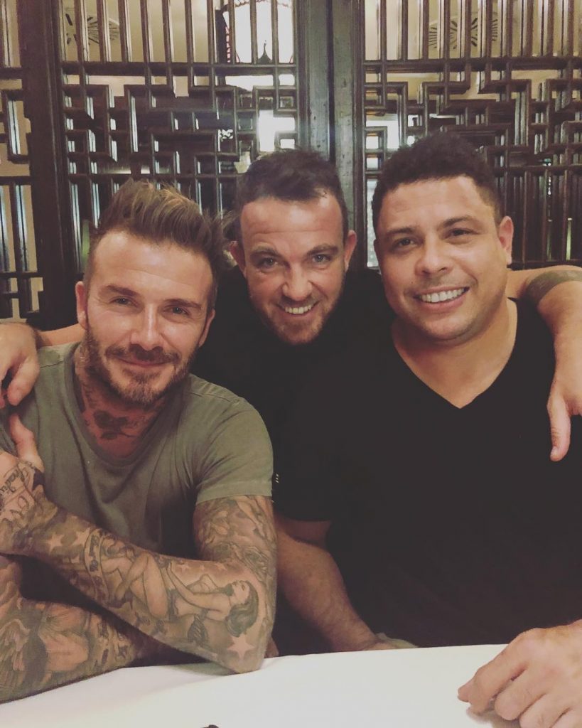 Jordan Rocca con David Beckham y Ronaldinho