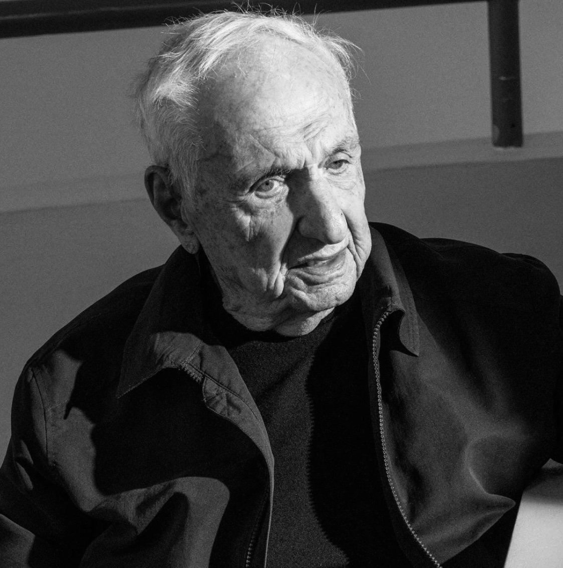 Arquitecto Frank Gehry diseña frasco del último perfume de Louis Vuitton