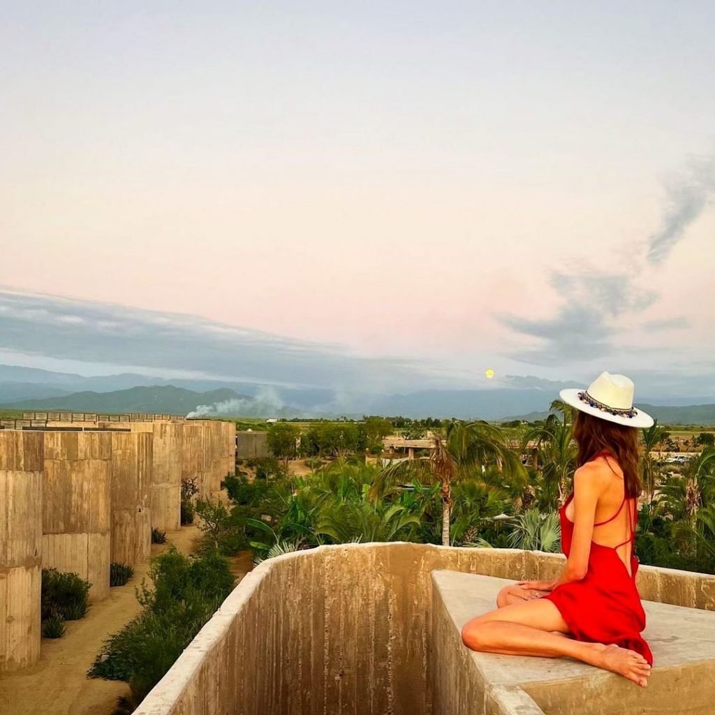 Una mujer en el Paradero Todos Santos