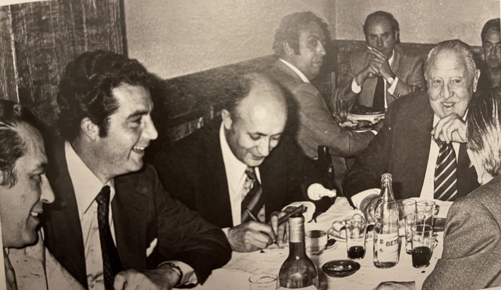 Foto: Casa Lucio/ Lucio tomando notas escuchando a Santiago Bernabéu