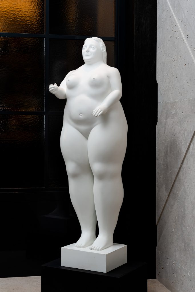 Fernando Botero: Standing woman with apple