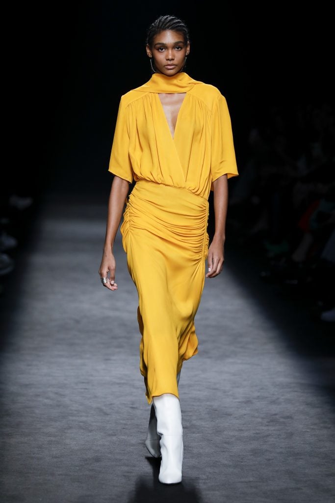 Diseño amarillo en el último desfile de Roberto Torretta