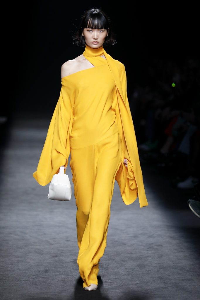 Modelo vestida de amarillo por Roberto Torretta