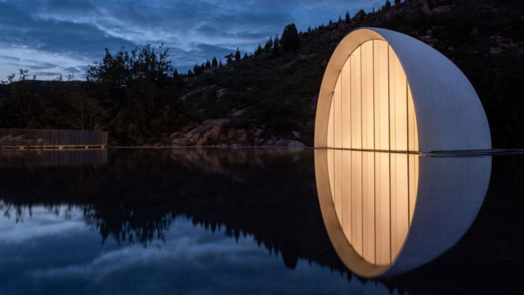 La ermita que simula una luna y es un ejemplo de la arquitectura moderna